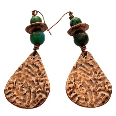 Par de brincos pendentes com contas de pedra verde e gota cor de cobre em relevo sobre fundo branco