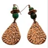 Par de pendientes colgantes con cuentas de piedra verde y gota color cobre en relieve sobre fondo blanco