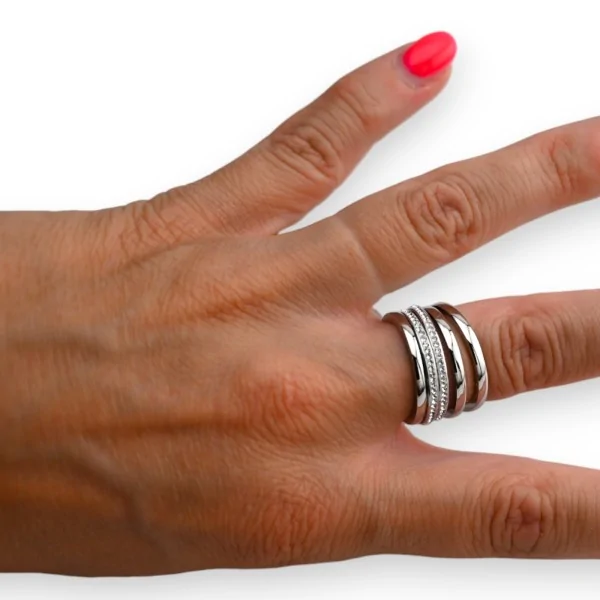 Anillo de acero plateado de múltiples filas