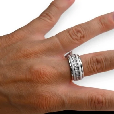 Anillo de acero con aros plateados y cerámica