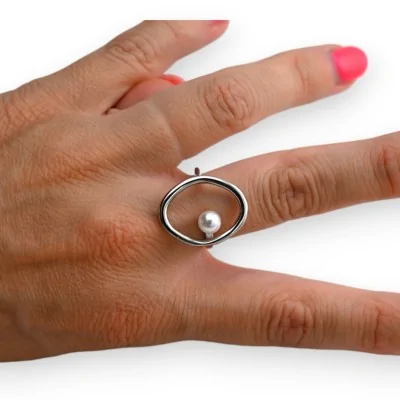 Ring aus silberfarbenem Stahl mit ovalem Stein und Perle