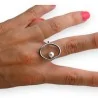 Ring aus silberfarbenem Stahl mit ovalem Stein und Perle