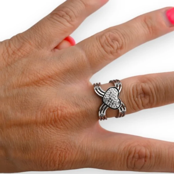 Anel de aço com coração cintilante