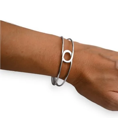 Brazalete rígido geométrico plateado