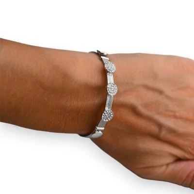 Brazalete rígido plateado redondo con pedrería