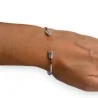 Brazalete rígido plateado con flecha de amor