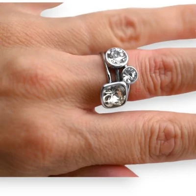 Anello in acciaio con 3 pietre bianche