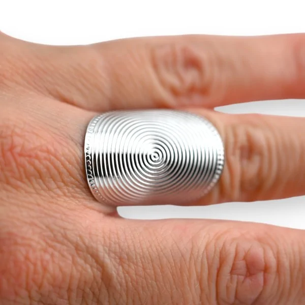 Ovaler Silber-Stahlring mit Illusionseffekt