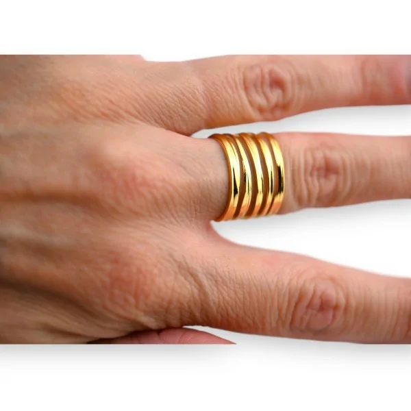 Anillo de acero dorado ancho