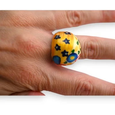 Modischer silberfarbener Ring mit Lackierung