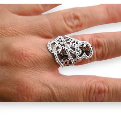 Anillo de acero plateado con arabescos y strass