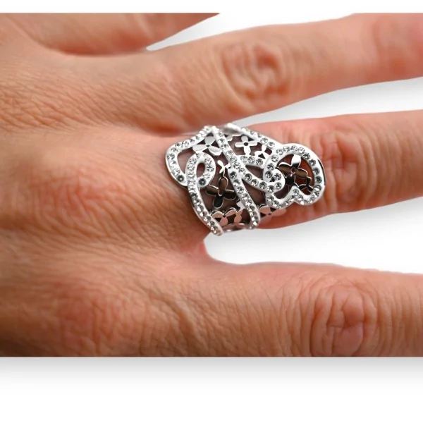 Silberfarbener Stahlring mit Arabesken und Strass
