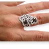 Anello in acciaio argentato con arabesco e strass