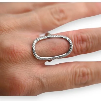 Anillo de acero plateado ovalado con strass