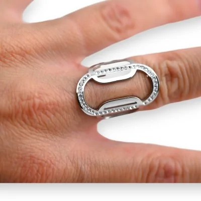 Anillo de acero plateado con forma geométrica ovalada