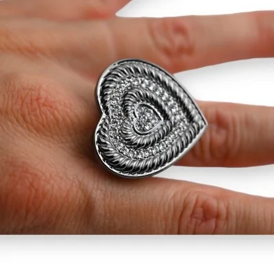 Modischer Ring mit Herz aus silberfarbenem Metall grau