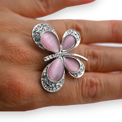 Anello fantasia argentato con farfalla rosa e strass