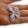 Anello fantasia argentato con farfalla rosa e strass