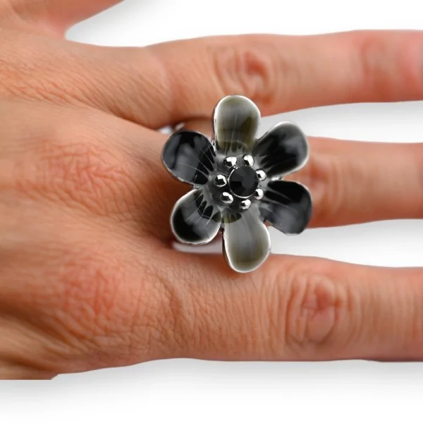 Anello fantasia argentato con fiore nero