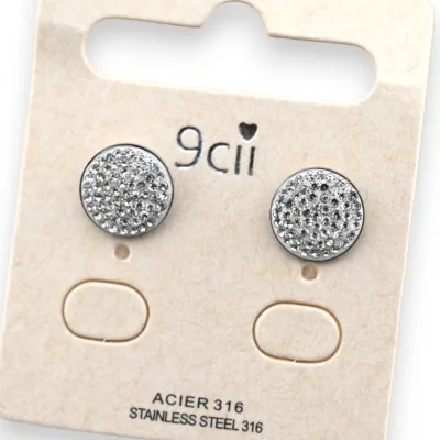 Silberfarbener runder Ohrstecker aus Stahl mit Strass