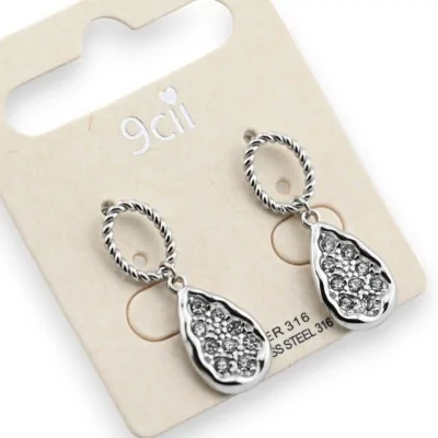 Silberfarbener Stahl-Ohrring mit hängendem glänzendem Wassertropfen