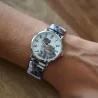 Reloj de gatos puesto en la muñeca, esfera de tres cuartos con números arábigos negros