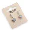 Silberfarbener Modeschmuck-Ohrring mit hängendem Herz in Reliefoptik
