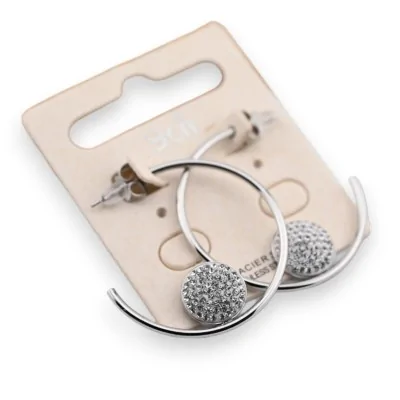 Brinco de aço meia argola prateada redonda com strass