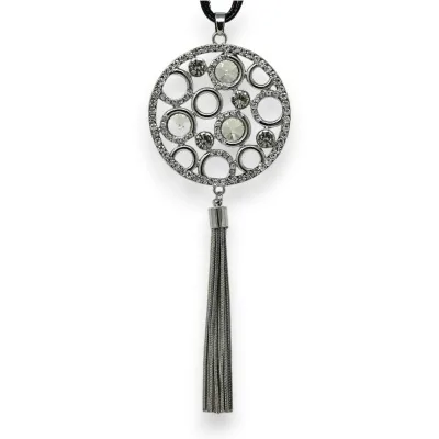 Colar longo prateado com medalhão em bolha de strass e pompom