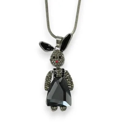 Collar de fantasía largo plateado con conejo de estrás gris