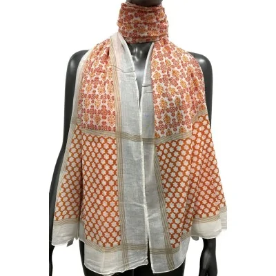 Lenço laranja com estampado floral