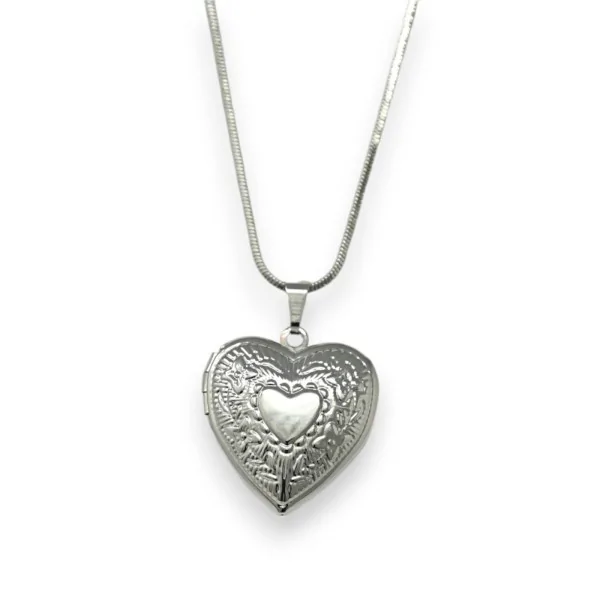 Collana fantasia argentata con medaglione a cuore apribile