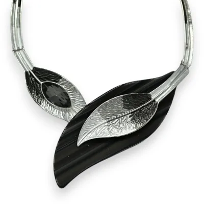 Collana fantasia argentata con foglie grigie e nere