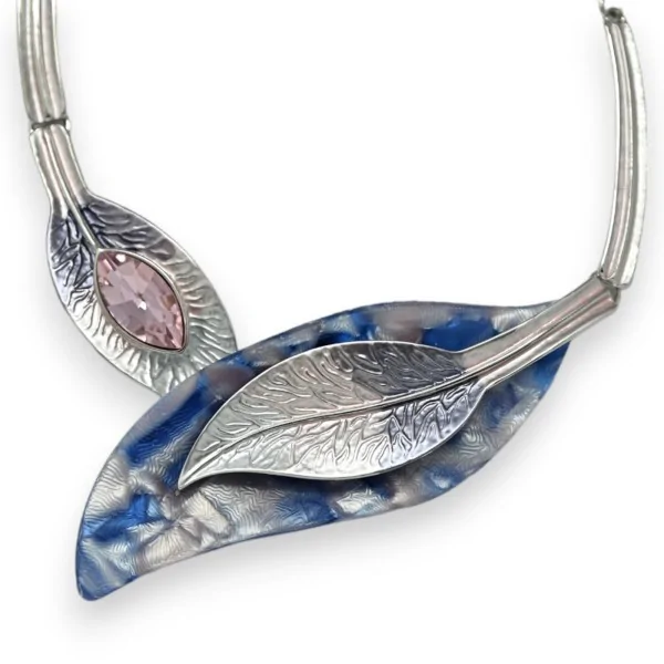 Colar de fantasia prateado com folhas azuis e rosa
