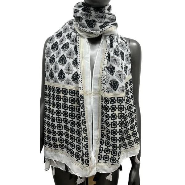 Ethnic scarf with gold details and tassels