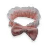 Diadema spa peluche melocotón con volante broderie anglaise blanco y lazo peluche lateral