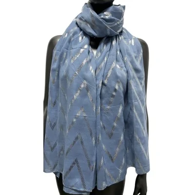 Pañuelo fluido azul vaquero adornado con toques plateados