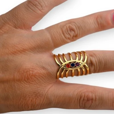 Goldener Ring aus Stahl mit Stein
