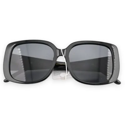 Große schwarze Brille mit goldenen Details