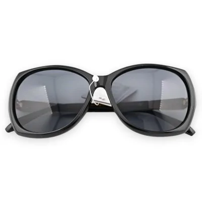 Gafas de sol negras modelo grande con ramas doradas decorativas