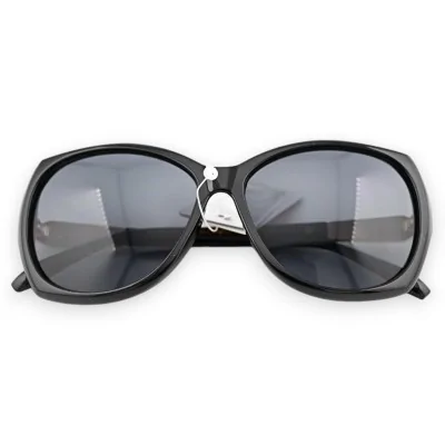 Gafas de sol negras modelo grande con ramas doradas decorativas