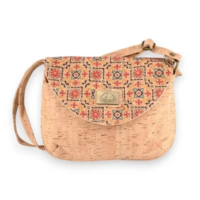 Bolso bandolera de corcho con solapa gráfica