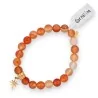 Pulsera de cornalina natural en bolas de 8 mm con tonalidades naranja a rojo, charm estrella dorado entre las cuentas