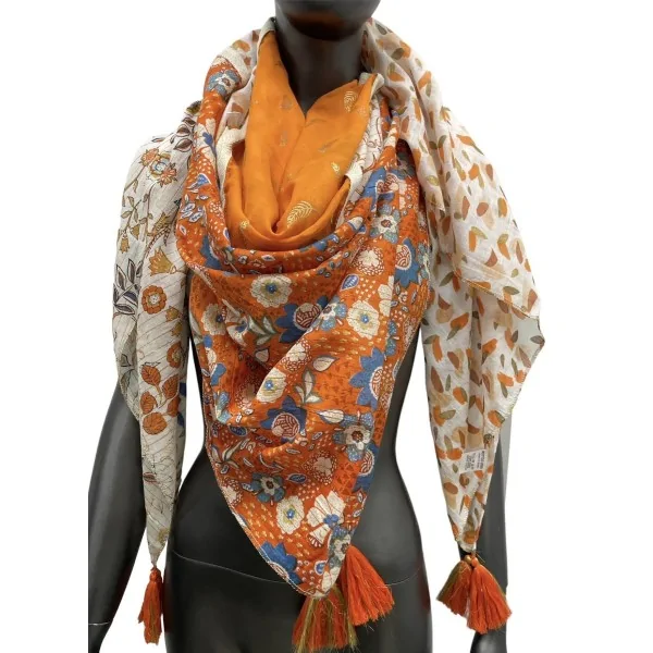 Lenço quadrado patchwork com estampado de manchas e flores laranja