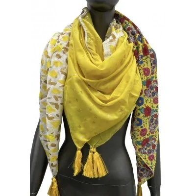 Quadratisches Patchwork-Tuch mit Blumen- und Totenkopf-Druck in leuchtendem Gelb