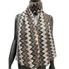 Pañuelo en zigzag con detalles dorados