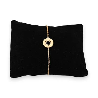 Pulsera de acero dorado con medallón redondo y estrella calada
