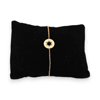 Pulsera de acero dorado con medallón redondo y estrella calada