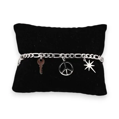 Pulseira de aço prateado com diversos berloques