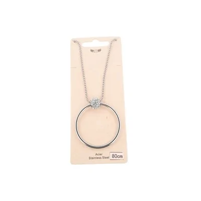 Collar de acero plateado con círculo calado y dijes de estrás